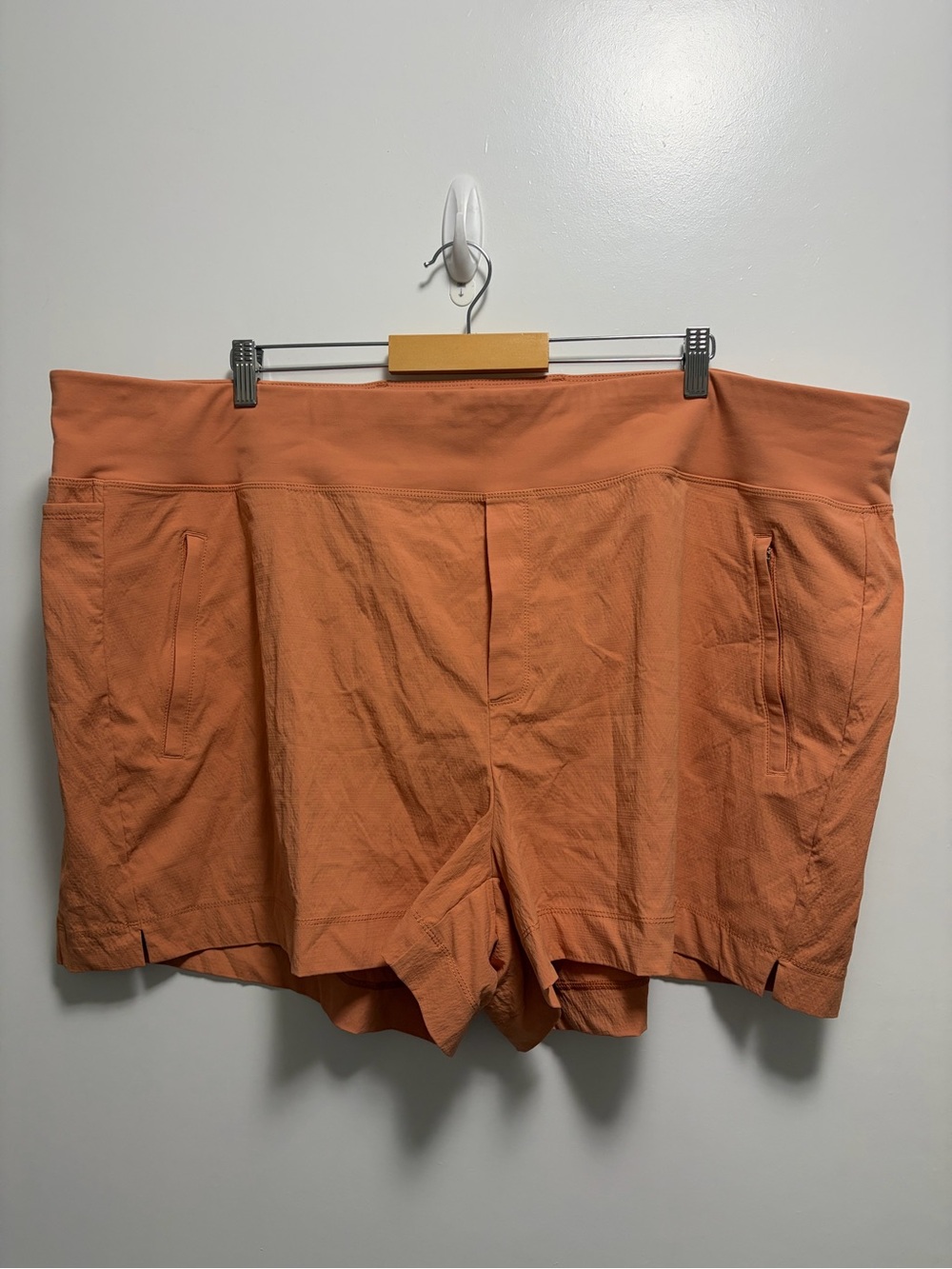 Athleta Trekkie North Short in Orange Women’s Size 26
